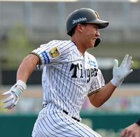 ６回、浜田の適時二塁打で本塁へ向かって駆ける一走・立石（撮影・立川洋一郎）