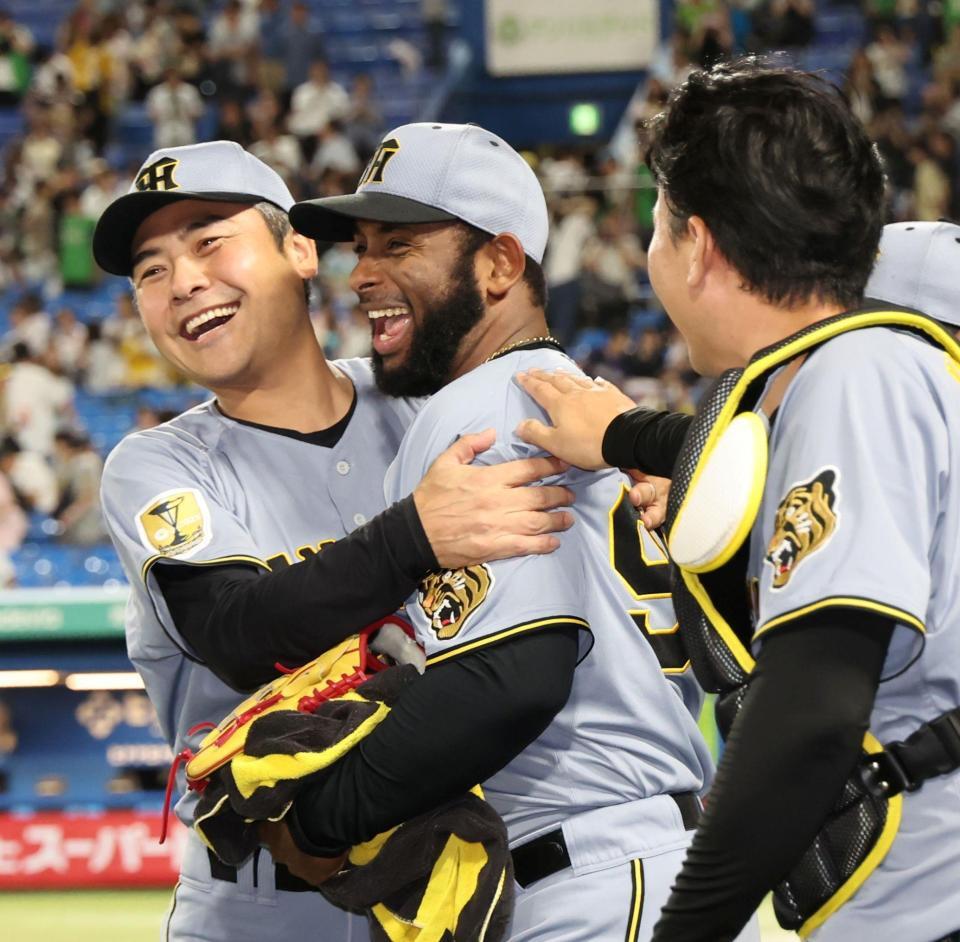 勝ち星を挙げたセベリーノは江草コーチらと喜び合う（撮影・田中太一）