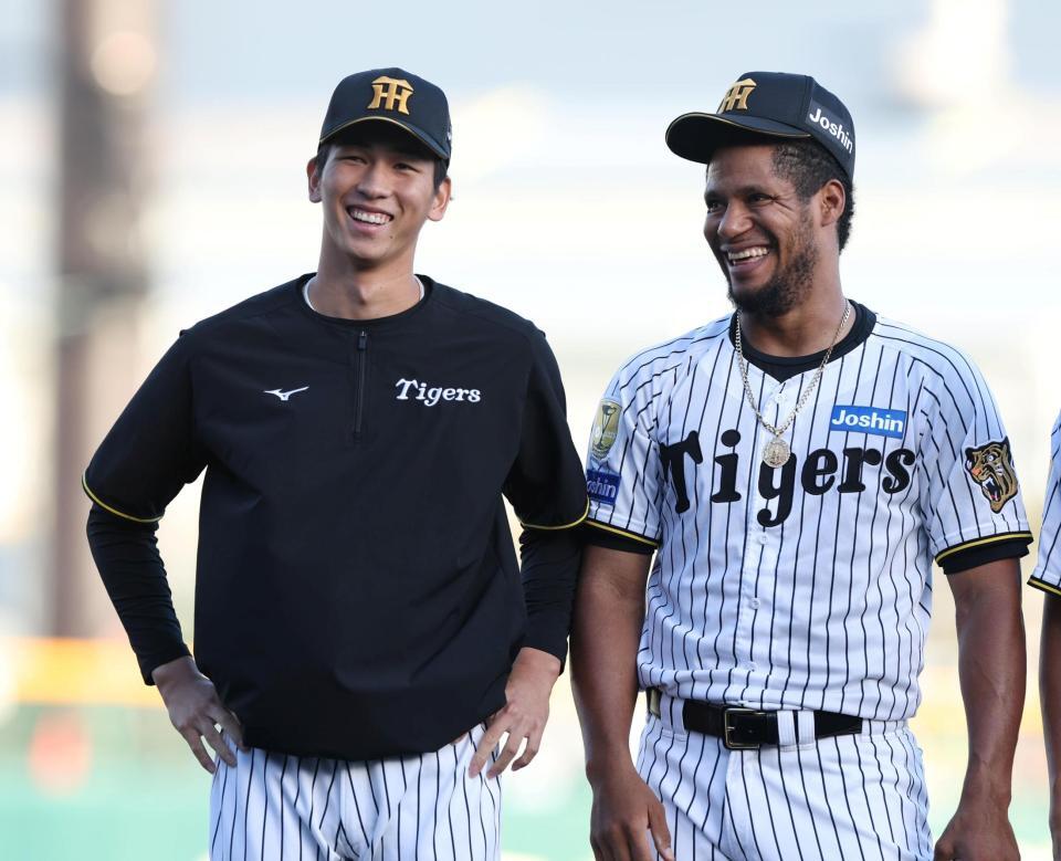 モレッタ（右）と談笑する今朝丸（撮影・中田匡峻）
