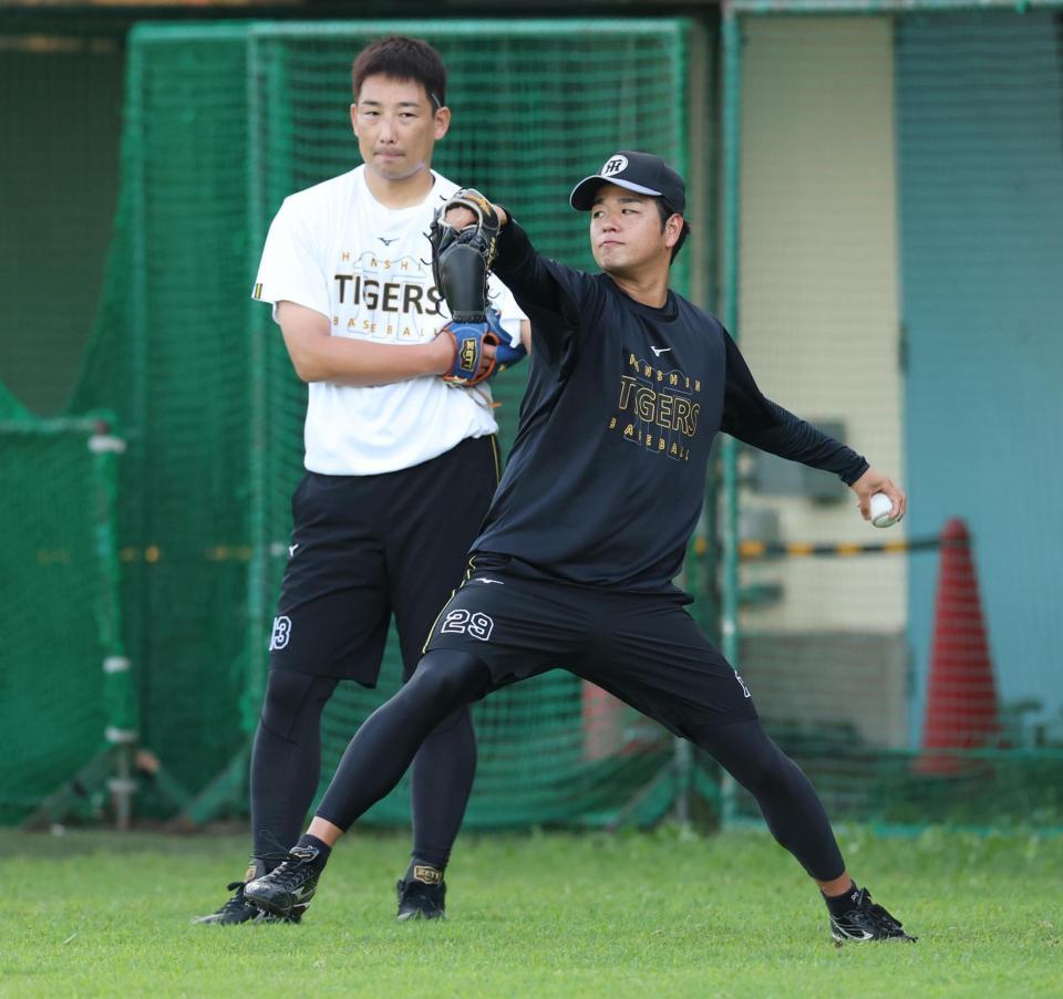 岩崎の見守る中キャッチボールする高橋（撮影・金田祐二）