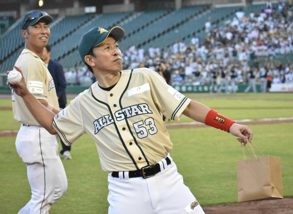 　ファンへサインボールを投げ入れる赤星憲広氏