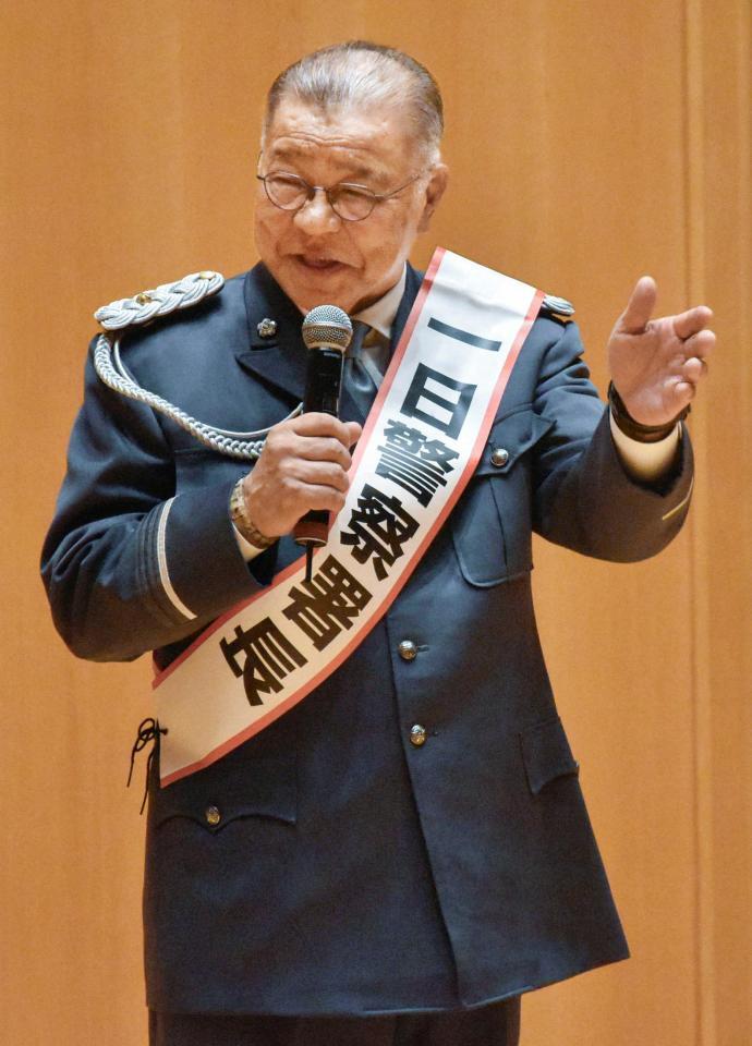 　大阪府警堺署の一日署長に就任した掛布雅之氏