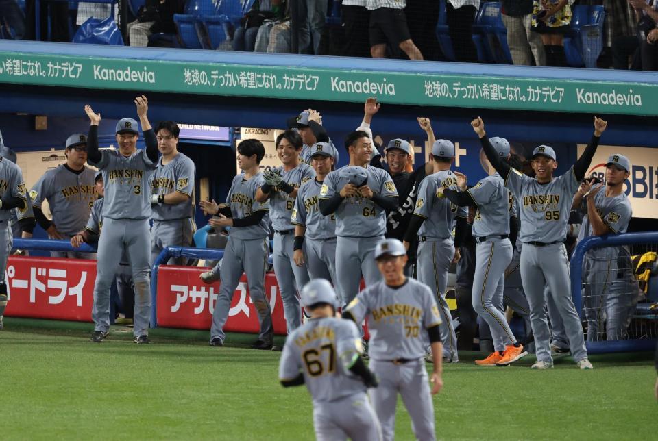 延長１１回、高寺の勝ち越し２ランに盛り上がる阪神ナイン（撮影・金田祐二）