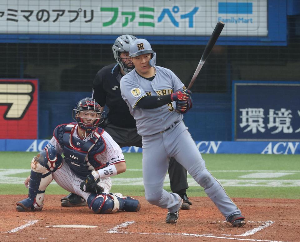 ６回、左前に先制適時打を放つ大山（撮影・金田祐二）