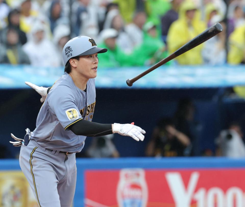 ６回、右越えに走者一掃の３点二塁打を放つ伏見（撮影・西岡正）