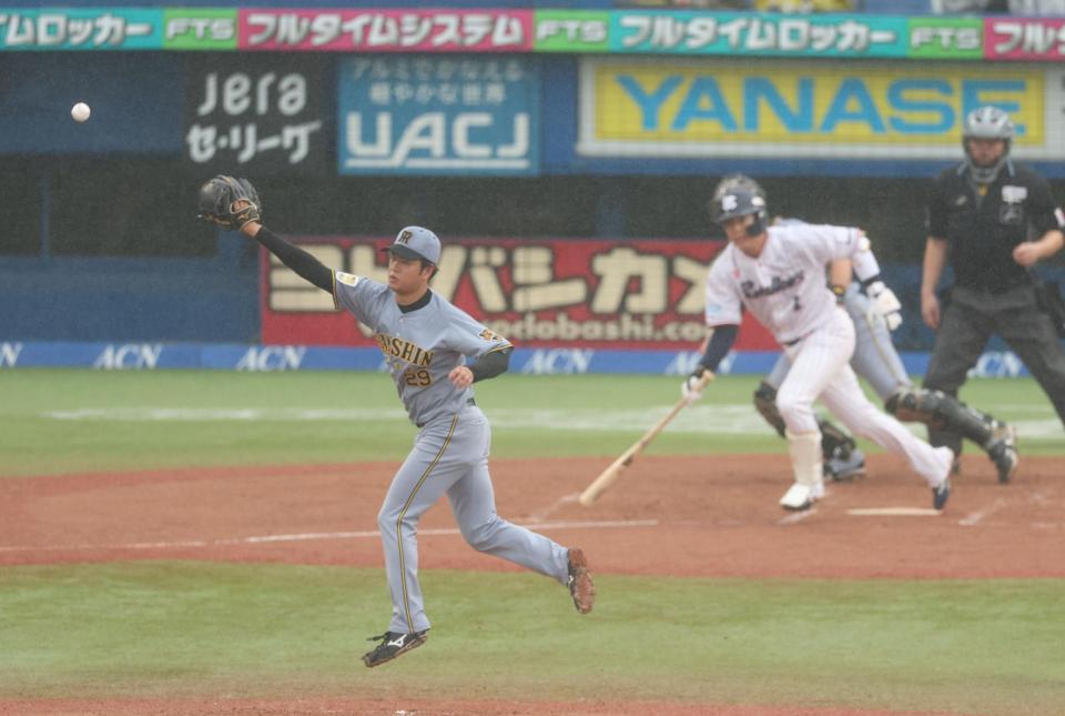 １回、山田を二ゴロにしとめる高橋（撮影・金田祐二）