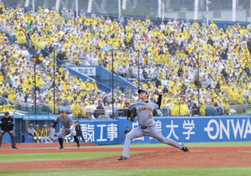 黄色く染まったスタンドを背に力投する高橋（撮影・西岡正）