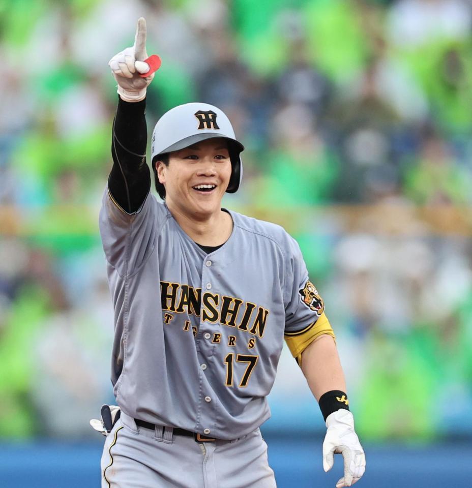 ６回、走者一掃の二塁打を放った伏見はベンチへ向かって喜ぶ（撮影・田中太一）