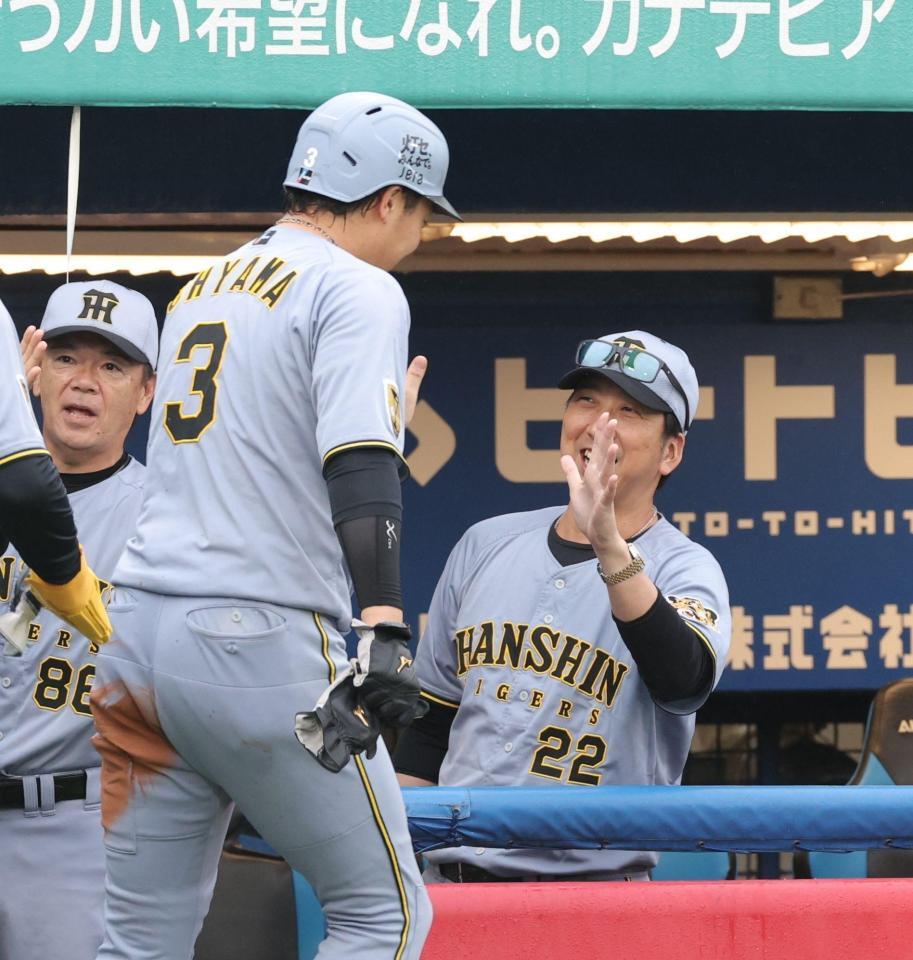 ６回、伏見の３点二塁打で生還した大山（左）を迎える藤川監督（撮影・西岡正）