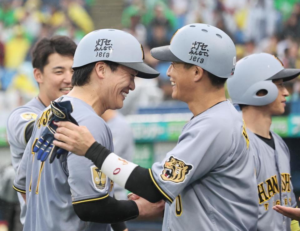 ７回、適時打を放った伏見（左）と木浪（撮影・田中太一）