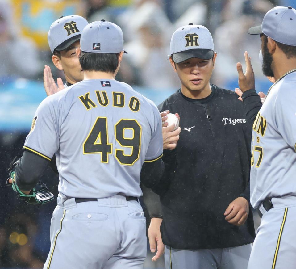 工藤（左）からウイニングボールをもらう高橋（撮影・西岡正）