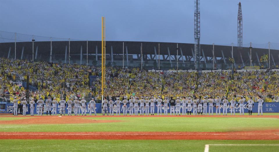 神宮での今季最終戦を終え、レフトスタンドにあいさつする阪神ナイン（撮影・西岡正）