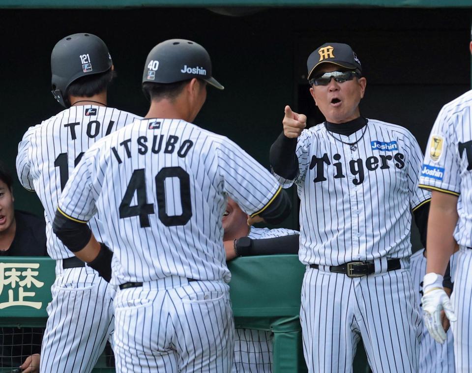 ６回、山田の２点適時打で生還した（左から）戸井と井坪を迎える平田２軍監督（撮影・立川洋一郎）
