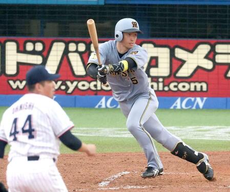 　７回、二塁打を放つ近本（撮影・金田祐二）