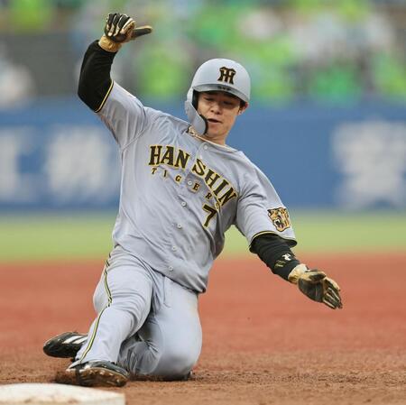 ７回、森下の安打で三塁へすべり込む中野（撮影・田中太一）