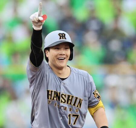６回、走者一掃の二塁打を放った伏見はベンチへ向かって喜ぶ（撮影・田中太一）