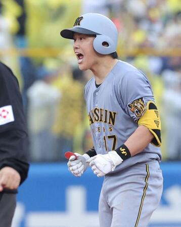 ６回、３点二塁打を放ち、吠える伏見（撮影・西岡正）