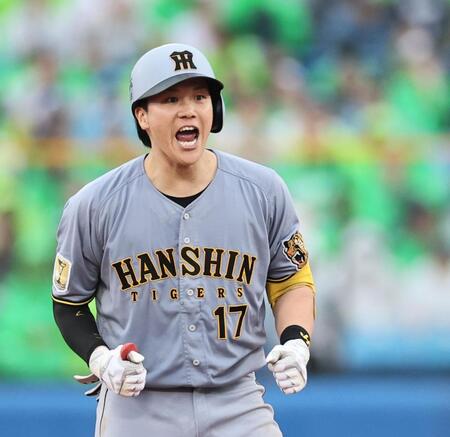 ６回、走者一掃の二塁打を放った伏見はベンチへ向かって喜ぶ（撮影・田中太一）