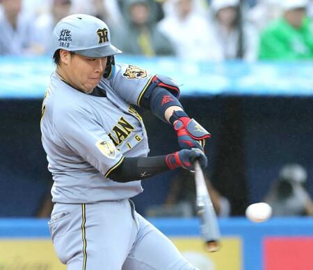 　６回、先制打を放つ大山（撮影・西岡正）