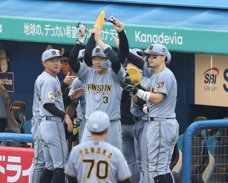 ６回、伏見の走者一掃の適時二塁打で生還し、伏見をたたえる大山（撮影・金田祐二）