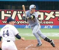 　７回、二塁打を放つ近本（撮影・金田祐二）