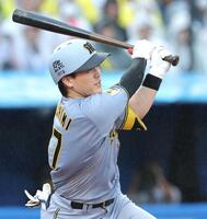 　７回、適時打を放つ（撮影・西岡正）
