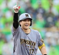 ６回、走者一掃の二塁打を放った伏見はベンチへ向かって喜ぶ（撮影・田中太一）