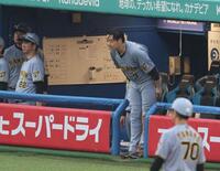 ７回、２点適時打を放った代打・木浪をお辞儀でたたえる大山（撮影・金田祐二）