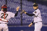 捕手・伏見とタッチを交わす東海大時代の菅野智之（右）＝２０１０年１１月