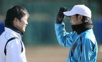 伏見寅威の帽子をかぶり笑顔を見せる東海大時代の菅野智之（右）＝２０１２年１月