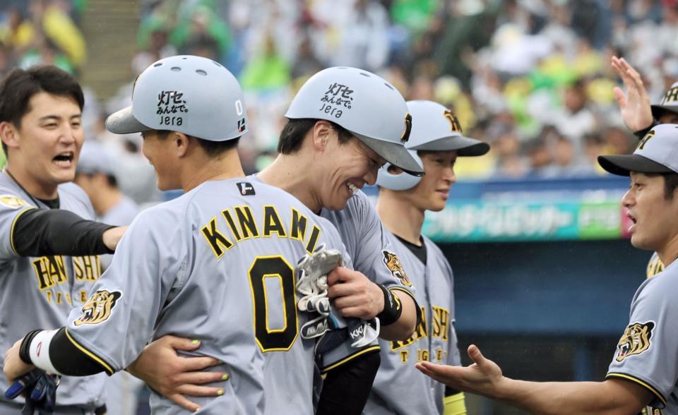 ７回、適時打を放った伏見（右）と木浪は抱き合って喜ぶ（撮影・田中太一）