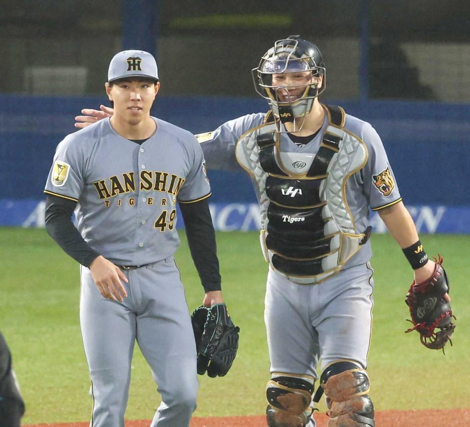 　最後を締め、工藤（左）と喜ぶ伏見
