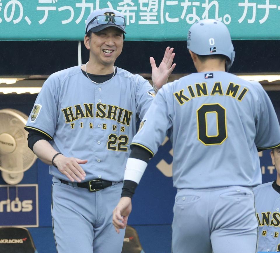 ７回、適時打を放った木浪（右）を笑顔で迎える藤川監督（撮影・西岡正）