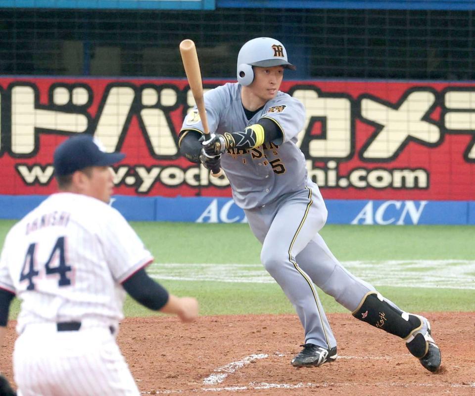　７回、二塁打を放つ近本（撮影・金田祐二）