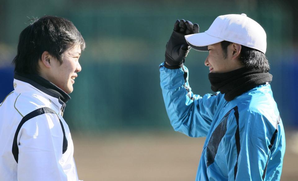 伏見寅威の帽子をかぶり笑顔を見せる東海大時代の菅野智之（右）＝２０１２年１月