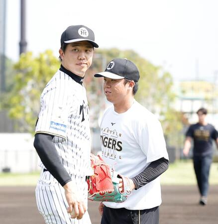 才木（左）とのキャッチボールを終えた村上（撮影・西田忠信）