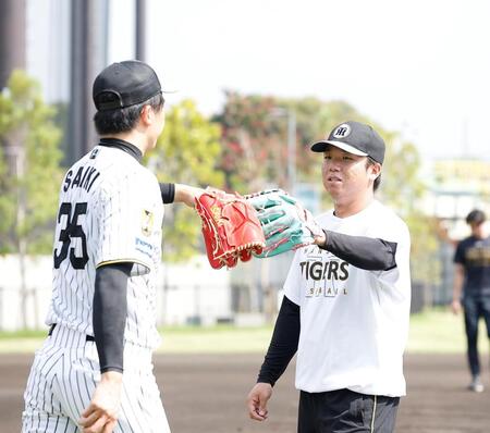 才木（左）とのキャッチボールを終えた村上（撮影・西田忠信）