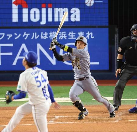 ２回、右中間に先制ソロを放つ近本（撮影・金田祐二）