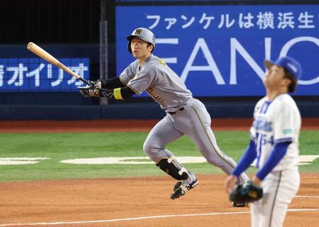 １回、二塁打を放つ近本（撮影・金田祐二）