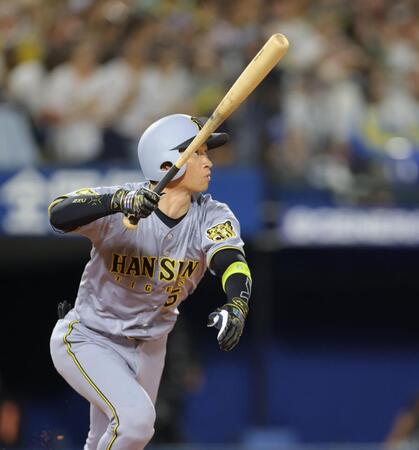 ３回、右越えに先制ソロを放つ近本（撮影・吉澤敬太）