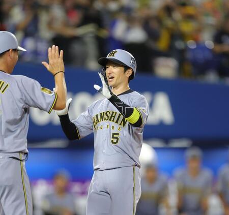 ３回、先制ソロを放ち笑顔で生還する近本（撮影・吉澤敬太）