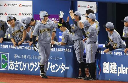 ３回、右中間に先制ソロを放ちナインに迎えられる近本（撮影・金田祐二）