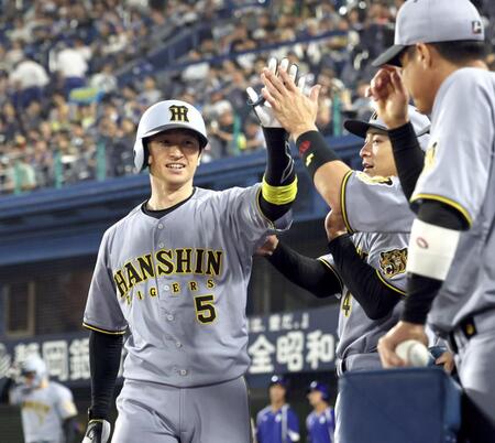 ３回、ソロを放った近本はナインに迎えられる（撮影・田中太一）