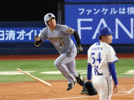 ７回、二塁打を放つ村上（撮影・金田祐二）