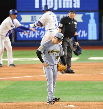 ８回、宮崎に勝ち越し２ランを浴びがっくりの石井（撮影・金田祐二）