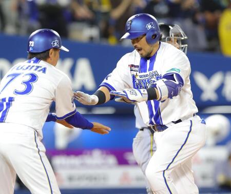 ８回、左越えに逆転２ランを放ち生還する宮崎（右）＝撮影・吉澤敬太