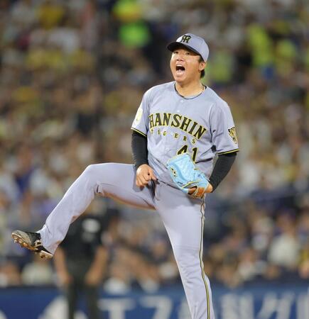 ６回、エンカーナシオンを三振に斬り、ほえる村上（撮影・吉澤敬太）