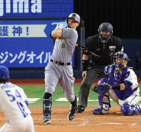 ４回、二塁打を放つ佐藤輝（撮影・金田祐二）