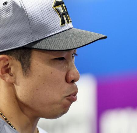 試合後、ベンチで悔しさをにじませる石井（撮影・田中太一）