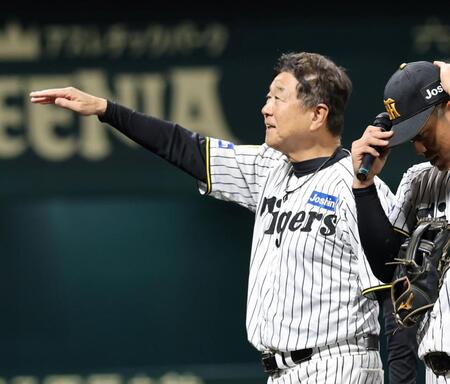 試合を終えファンの声援に応える平田２軍監督（撮影・山口登）